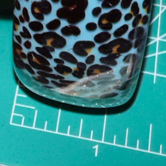 Vintage blue lucite animal design plastic bangle bracelet - Picture 6 of 6